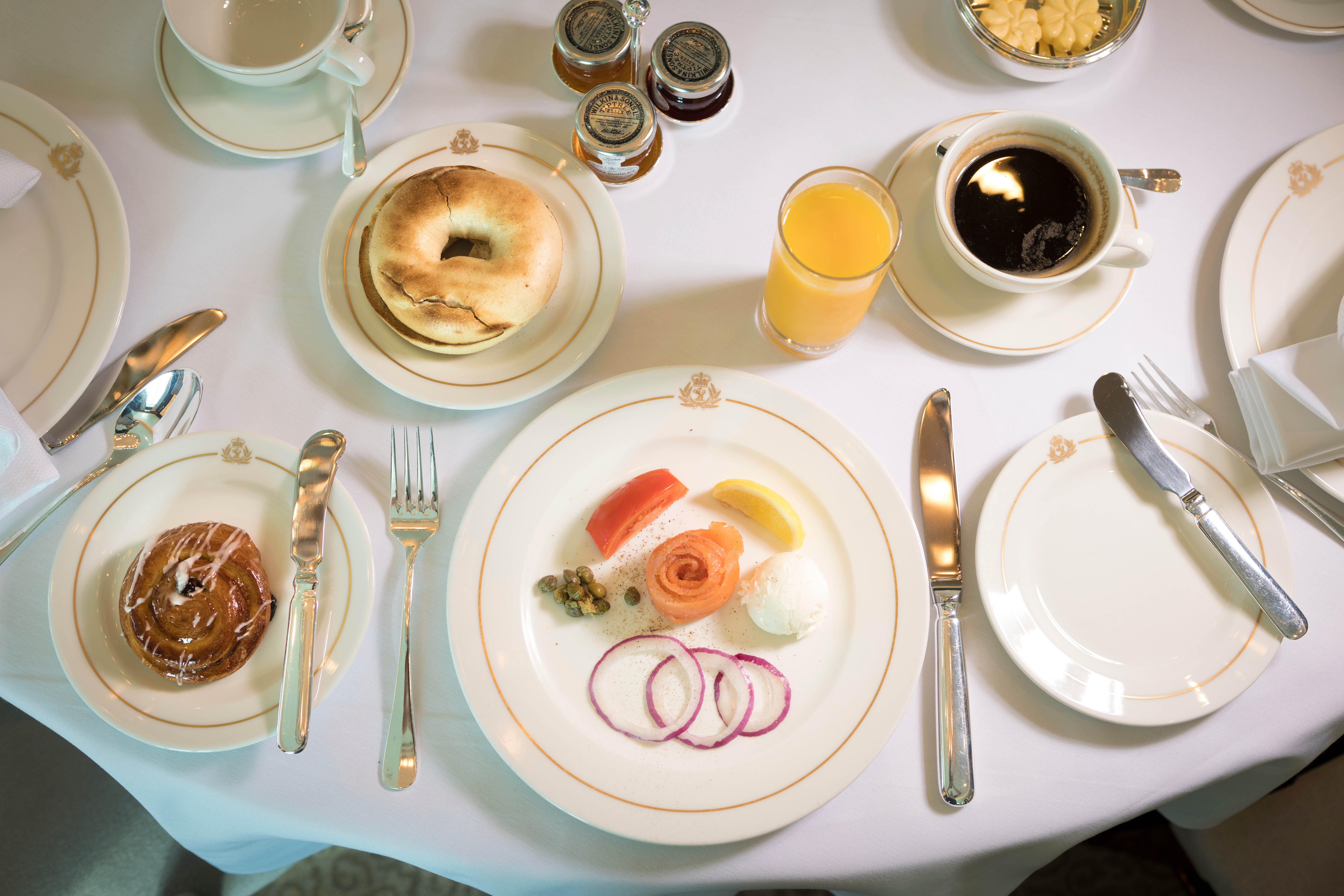 Cunard - Queen Elizabeth - Britannia Club Restaurant 2.jpg
